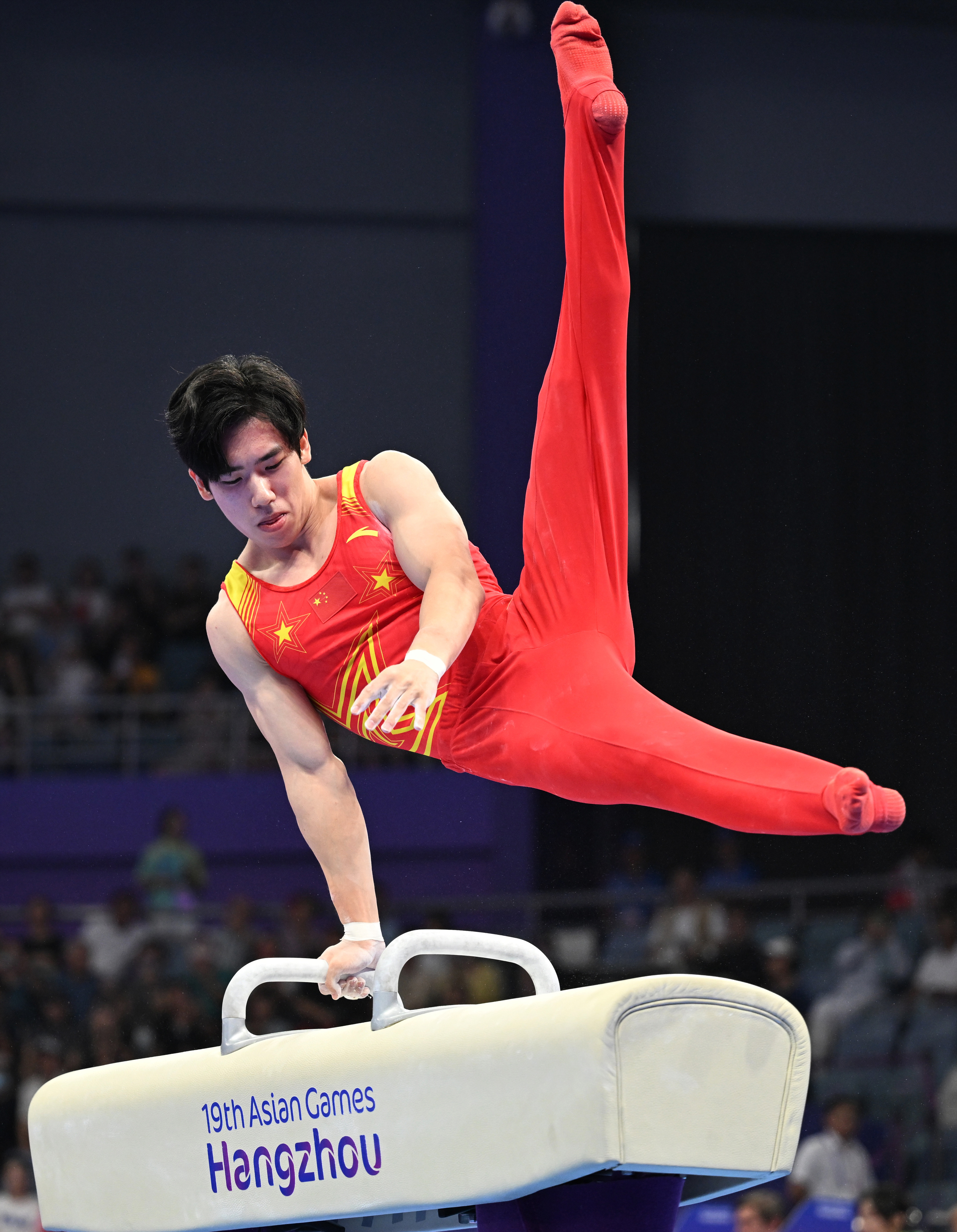 悍不畏难！体操选手高难度动作稳定