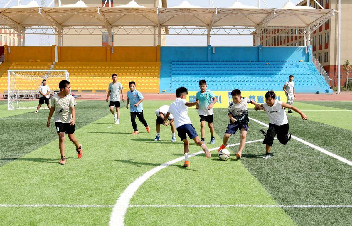 关于足球赛场上燃爆激情,球队奋力拼搏的信息 关于足球赛场上燃爆激情,球队奋力拼搏的信息