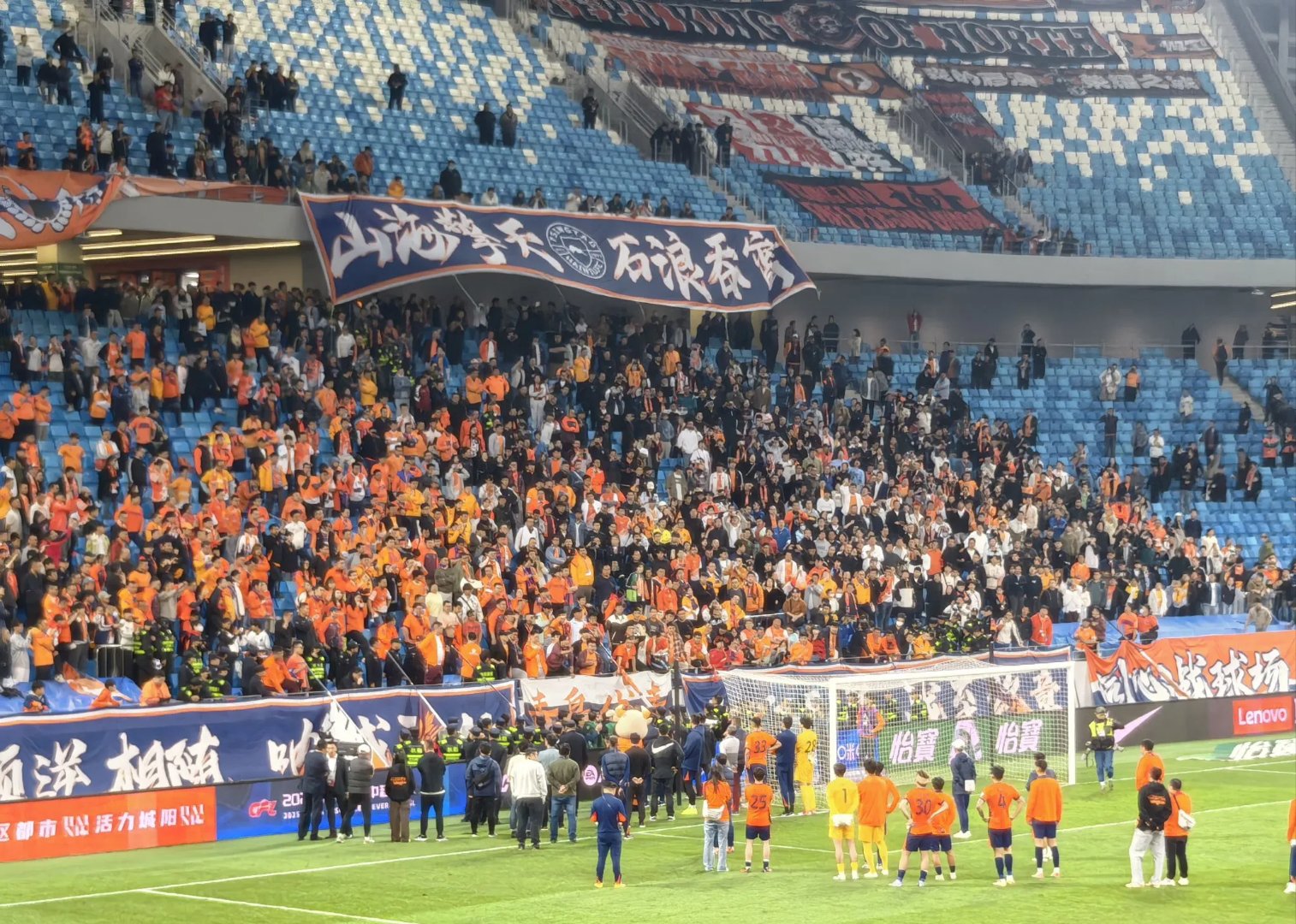 广州富力与青岛黄海交锋,现场火爆角逐 广州富力与青岛黄海交锋,现场火爆角逐