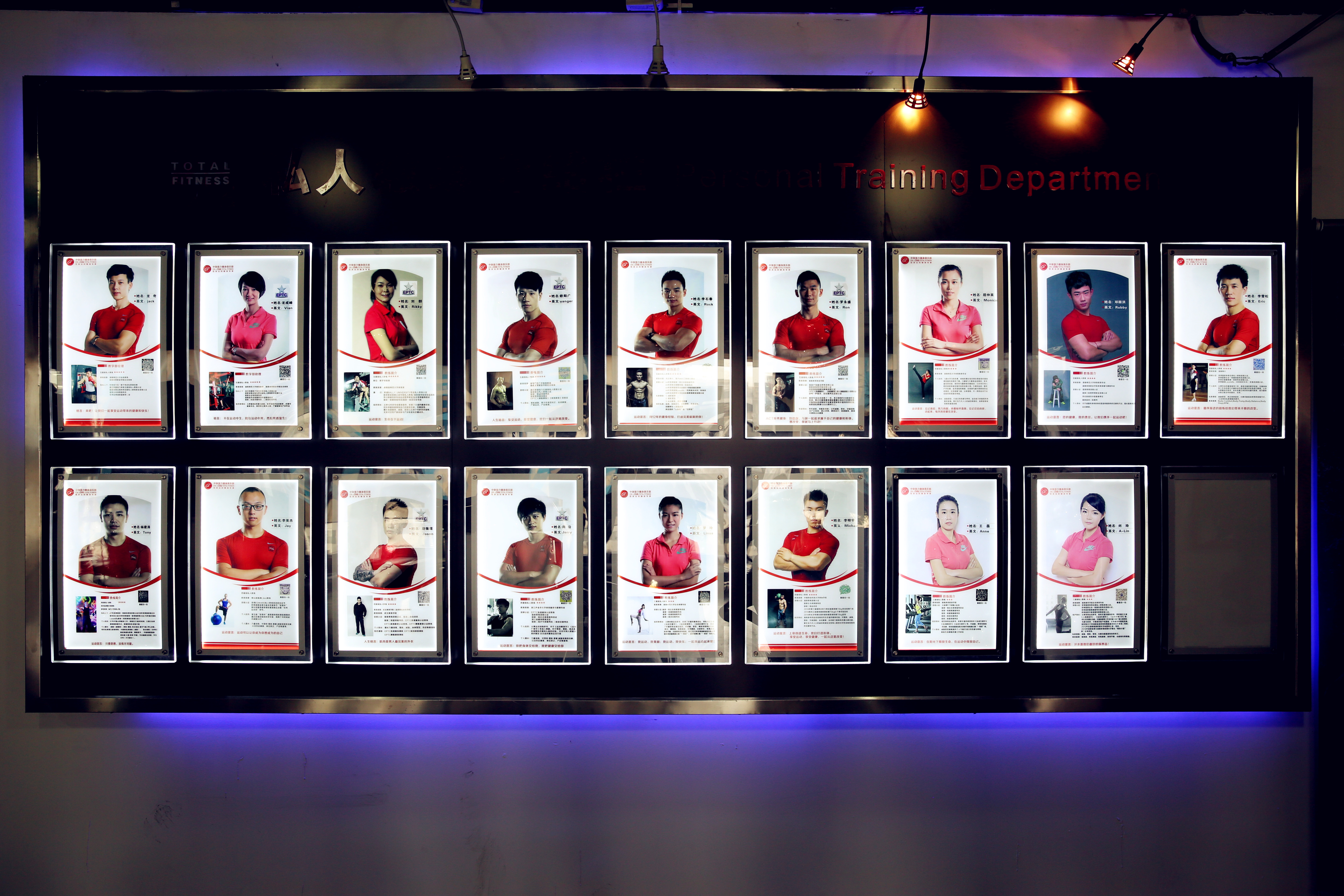 大师级教练风采翩翩,赛场胜利阵容完美 大师级教练风采翩翩,赛场胜利阵容完美