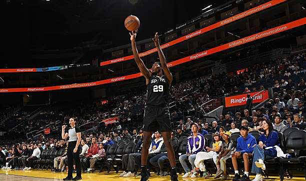 马刺主帅寻找突破，球员状态逐渐好转