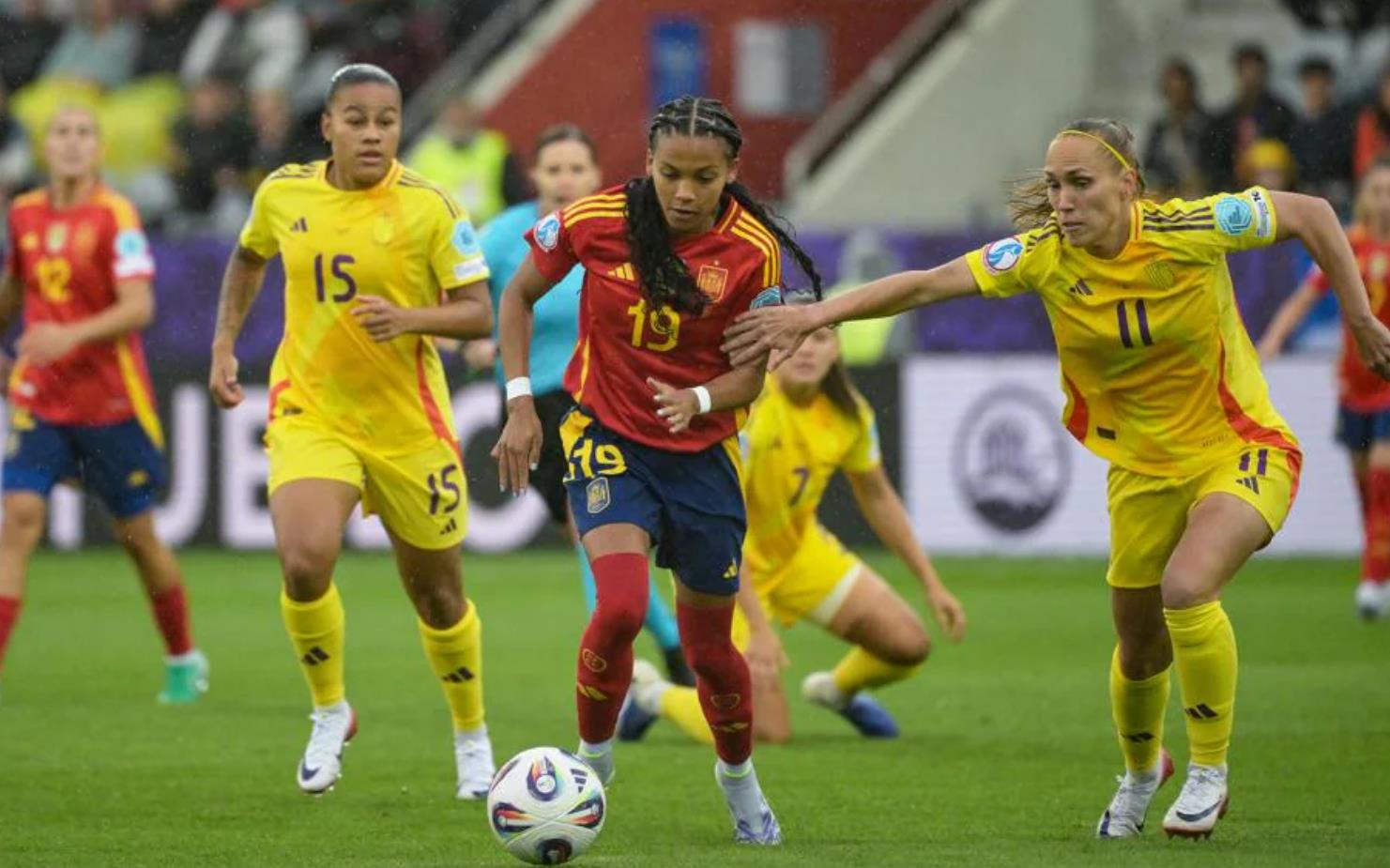 西班牙女足携手晋级,表现抢眼 西班牙女足携手晋级,表现抢眼