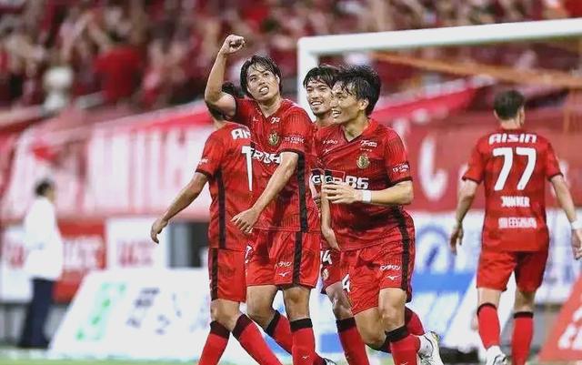 河北队激情四射，与对手激烈对抗