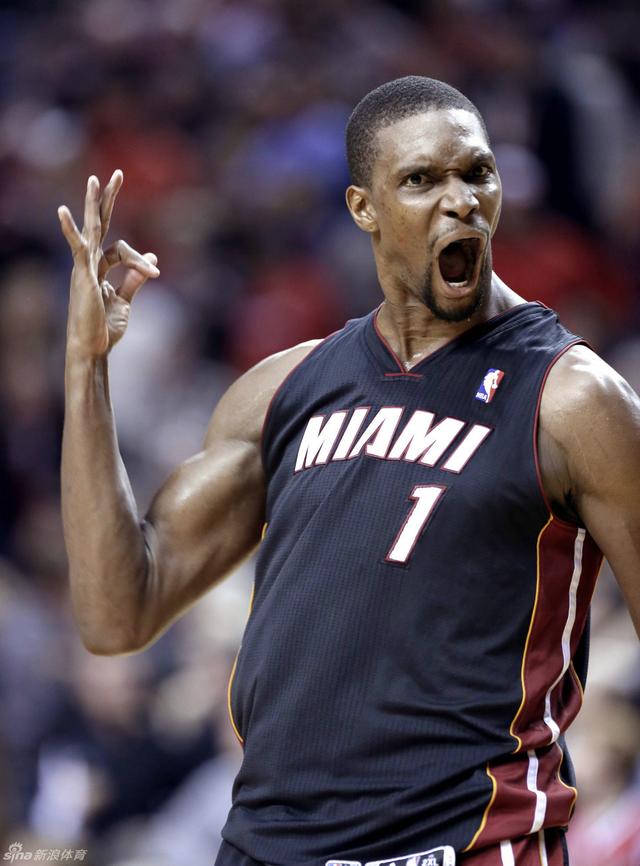 精准传球!技艺高超球员展现实力 精准传球!技艺高超球员展现实力