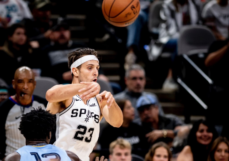 马刺近期连败,战绩缓慢下滑 马刺近期连败,战绩缓慢下滑