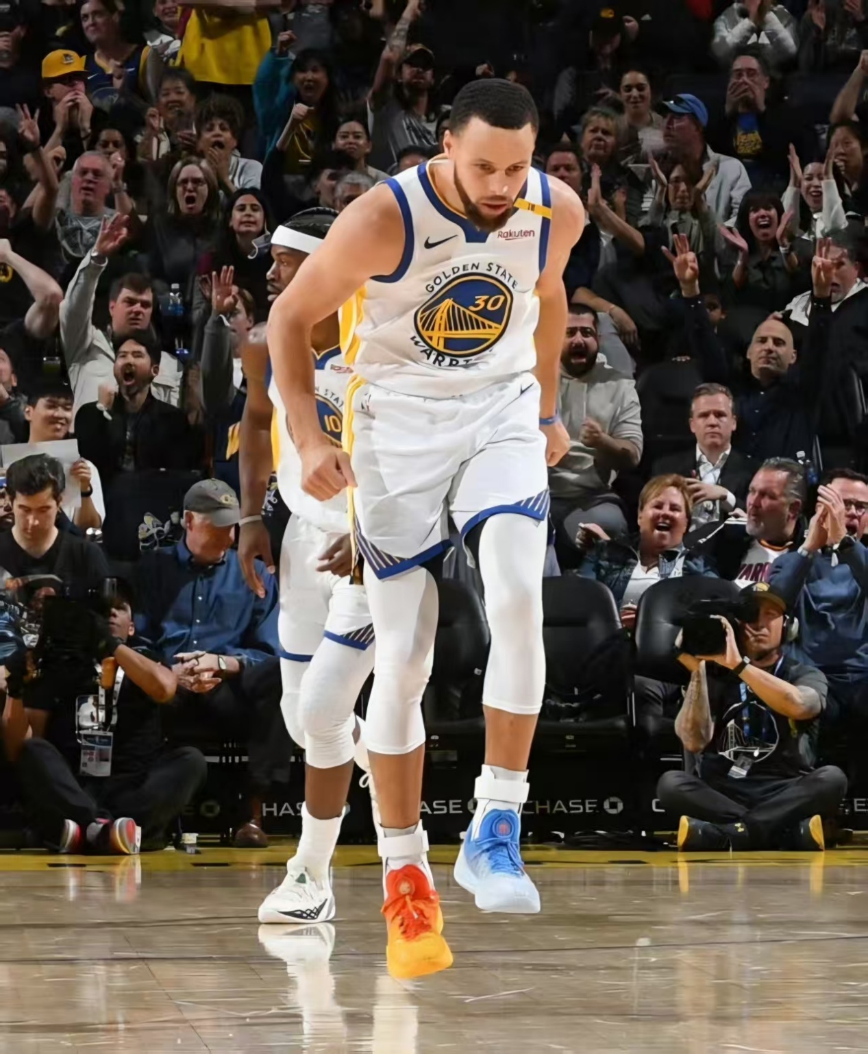 勇士遭湖人逆袭，西部战局紧张