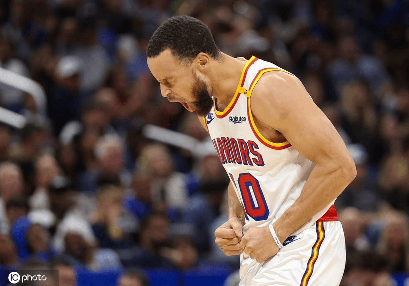 勇士队大胜魔术,库里砍下30分 勇士队大胜魔术,库里砍下30分